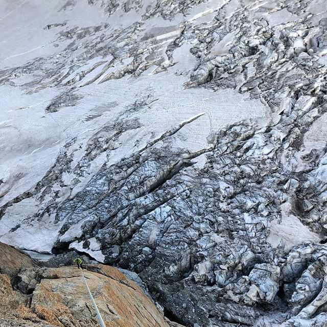 TheBrdp's tweet photo. Rappelling on the glacier.

@multipitch.app  @mountain_evolution 
#rappelling #montblanc #montebianco #valledaosta #igerslaquila #climbing #courmayeur #chamonix #multipitch #glacier #multipitchclimbing #rockclimbing #mountain #montagna #alpi #alps #slab #summer #granito #rap… https://t.co/dBz40NBd5B