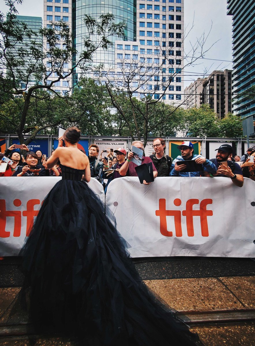 There's signing autographs for fans and then there's Dakota Johnson signing autographs for fans. 🖤💃 #TIFF19 

Captured #WithGalaxy