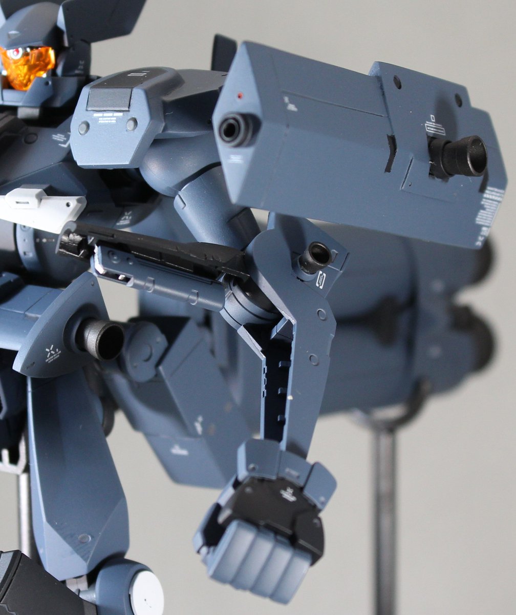 グルグル 武器類 リニアキャノンに取り付けているミサイルは磁石を仕込んでいます その他脚部ミサイルやプラズマソードなどはキットのままです