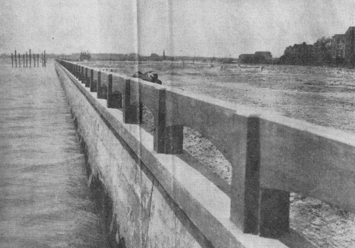 ChasCoLibrary's tweet photo. News crews from multiple states use it as a back drop. More youthful locals do back flips there during huricanes.The battery wall has a long and important role in protecting White Point from storm surge. Learn more: https://t.co/UOf94Li9es #chsnews #DorianSC https://t.co/ZzZJnLRO5I