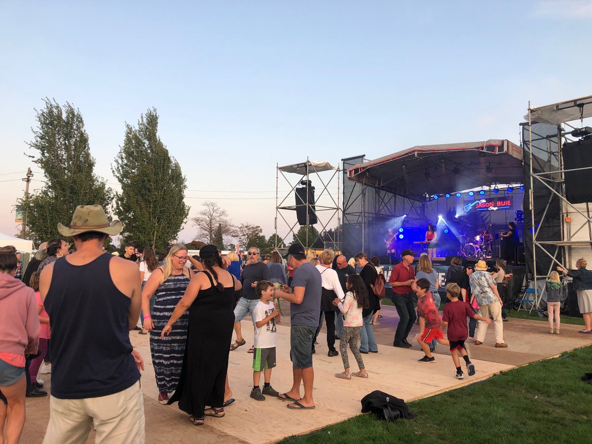 marlsab's tweet photo. @esqribs kicking off with a great Friday night! https://t.co/2dePZlG0ZB