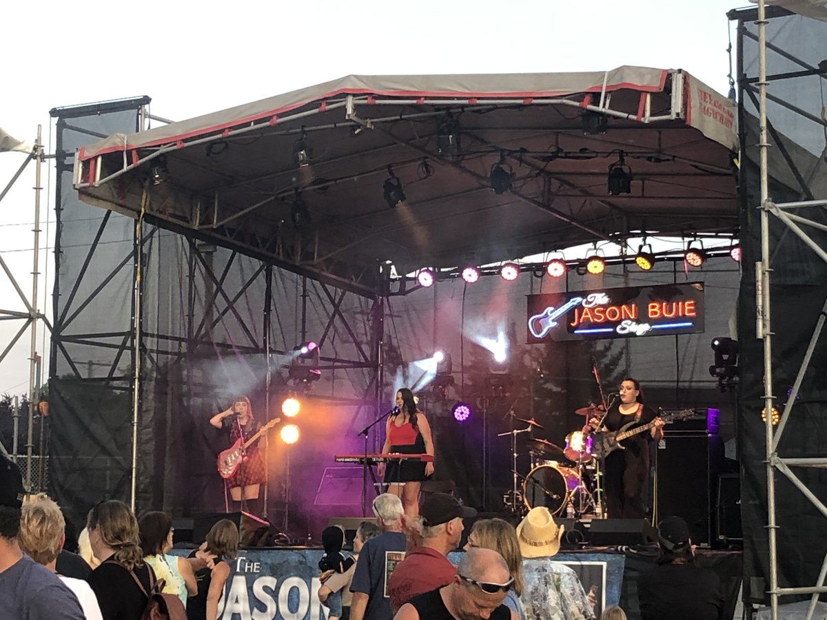 marlsab's tweet photo. @esqribs kicking off with a great Friday night! https://t.co/2dePZlG0ZB