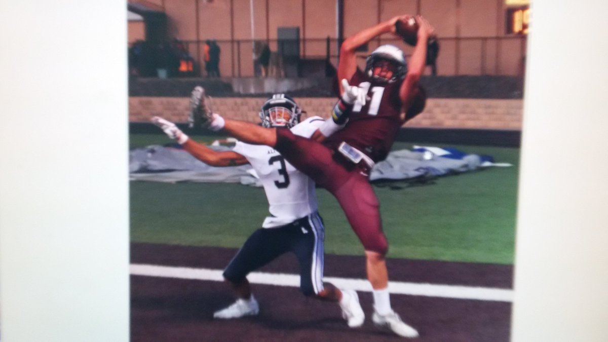 walkereditor's tweet photo. Sweet touchdown catch for @VernonTXHS @JacobBoatman11 
Lions look good tonight despite tough lose to Altus. Going to be a late night. I got trigger happy and have 385 pictures to narrow down to four for tomorrow's Vernon Record. I bet this makes the cut. https://t.co/xPARQUIBxv