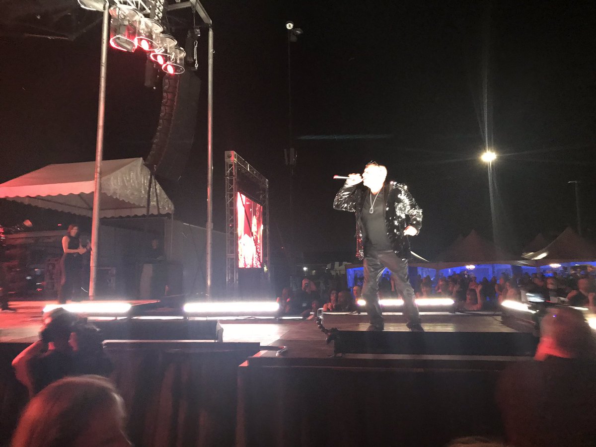 KUcancercenter's tweet image. Make your way to the dance floor! Emerald City Band is getting ready to perform! #TreadsandThreads