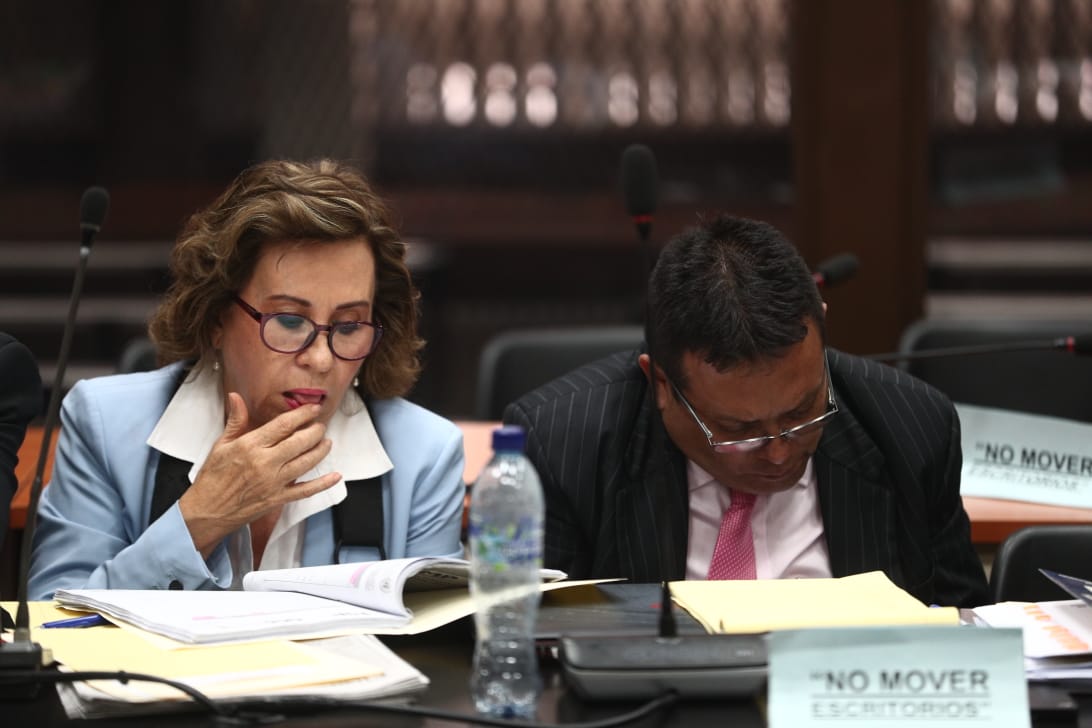 kmonzon_pl's tweet photo. Se cumplen 10 horas de indagatoria a Sandra Torres, excadidata presidencial por la agrupación política Unidad Nacional de la Esperanza, en el Juzgado de Mayor Riesgo A, a cargo de Claudette Domínguez.
El señalamiento es por el caso Financiamiento UNE. https://t.co/DuIMwttxl8