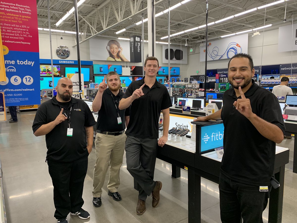 RobertoRomero99's tweet photo. Rare encounter strategizing @Walmart 5023 #NationalCity with #PremiumWireless DM Chad, Manager Josh & amazing new sales rep Ian! Amazing results to follow 🤑 @5GKennyG @SprintChrisAZ @lefebvre_jim @Sprint4SW @SprintKelly #StayClassySD https://t.co/4dWLMGToZt