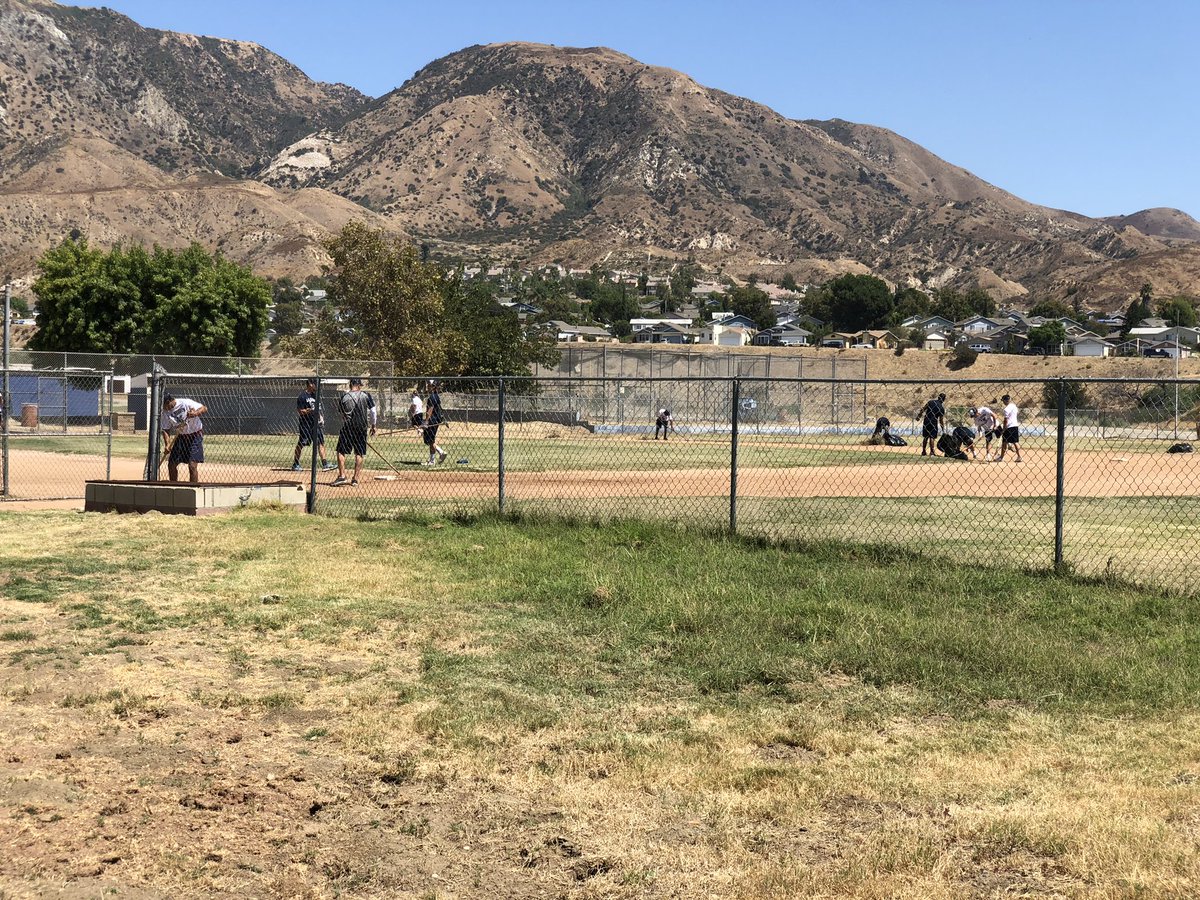 bmarcial21's tweet photo. Proud of these Men for giving back to their community today and supporting our L.A. Mission Soccer team. Good job today fellas! @LAMCEagles #eaglefamily🦅 https://t.co/GWLyAVA3IR