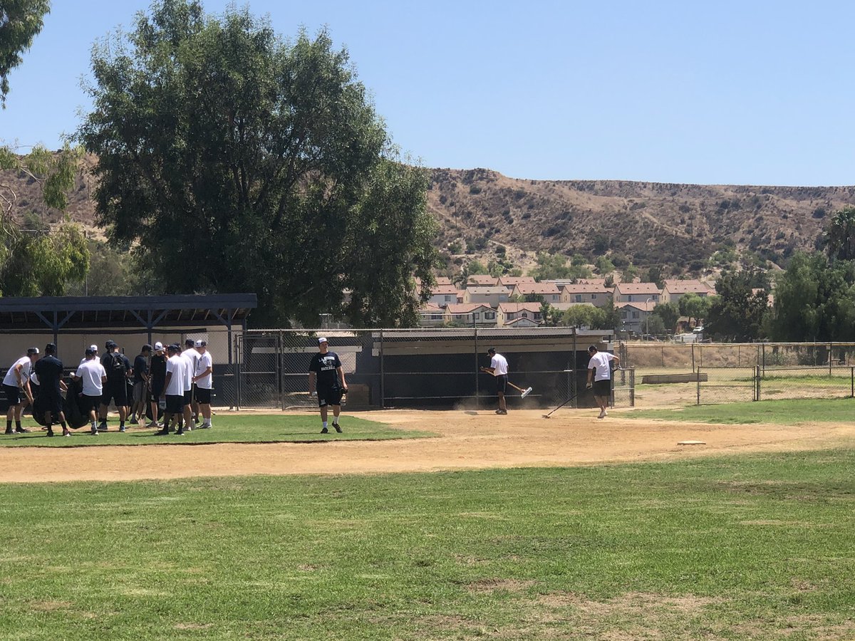 bmarcial21's tweet photo. Proud of these Men for giving back to their community today and supporting our L.A. Mission Soccer team. Good job today fellas! @LAMCEagles #eaglefamily🦅 https://t.co/GWLyAVA3IR