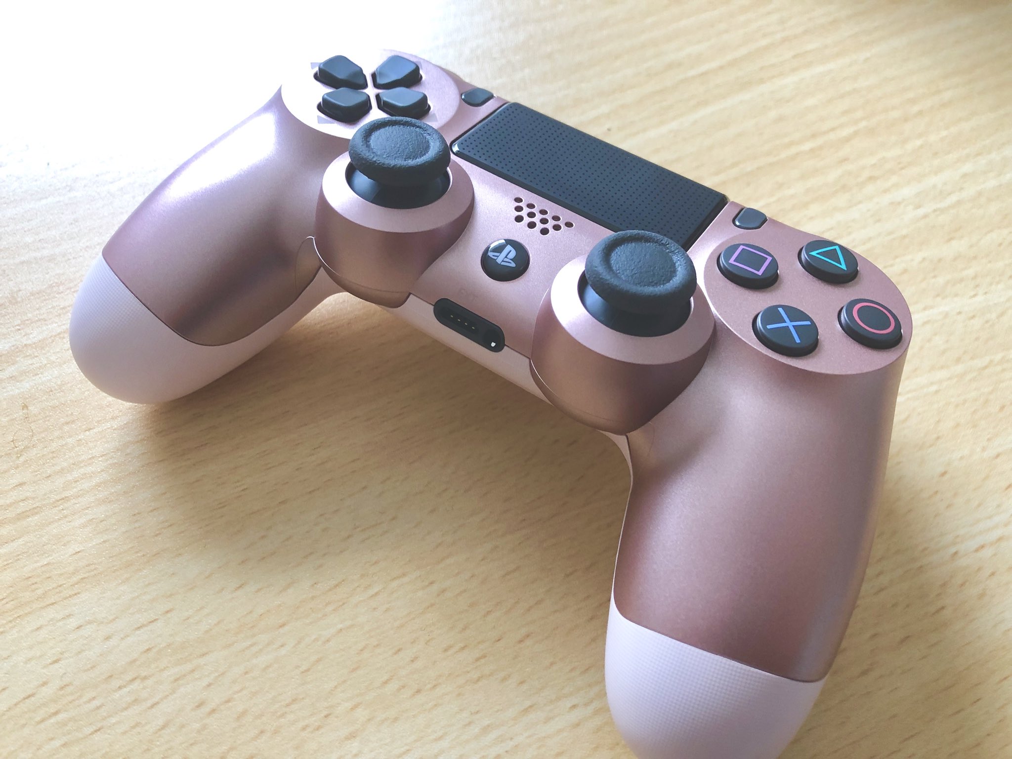 ট ইট র でぃーご そういや昨日買ったローズ ゴールドのps4コントローラーこんな感じー 大人っぽいお洒落な色合いでピンクピンクしてなくて良き良き 上下も色が分かれてるのもポイントでいい感じ めっちゃ可愛いくて結構気に入ってる Ps4