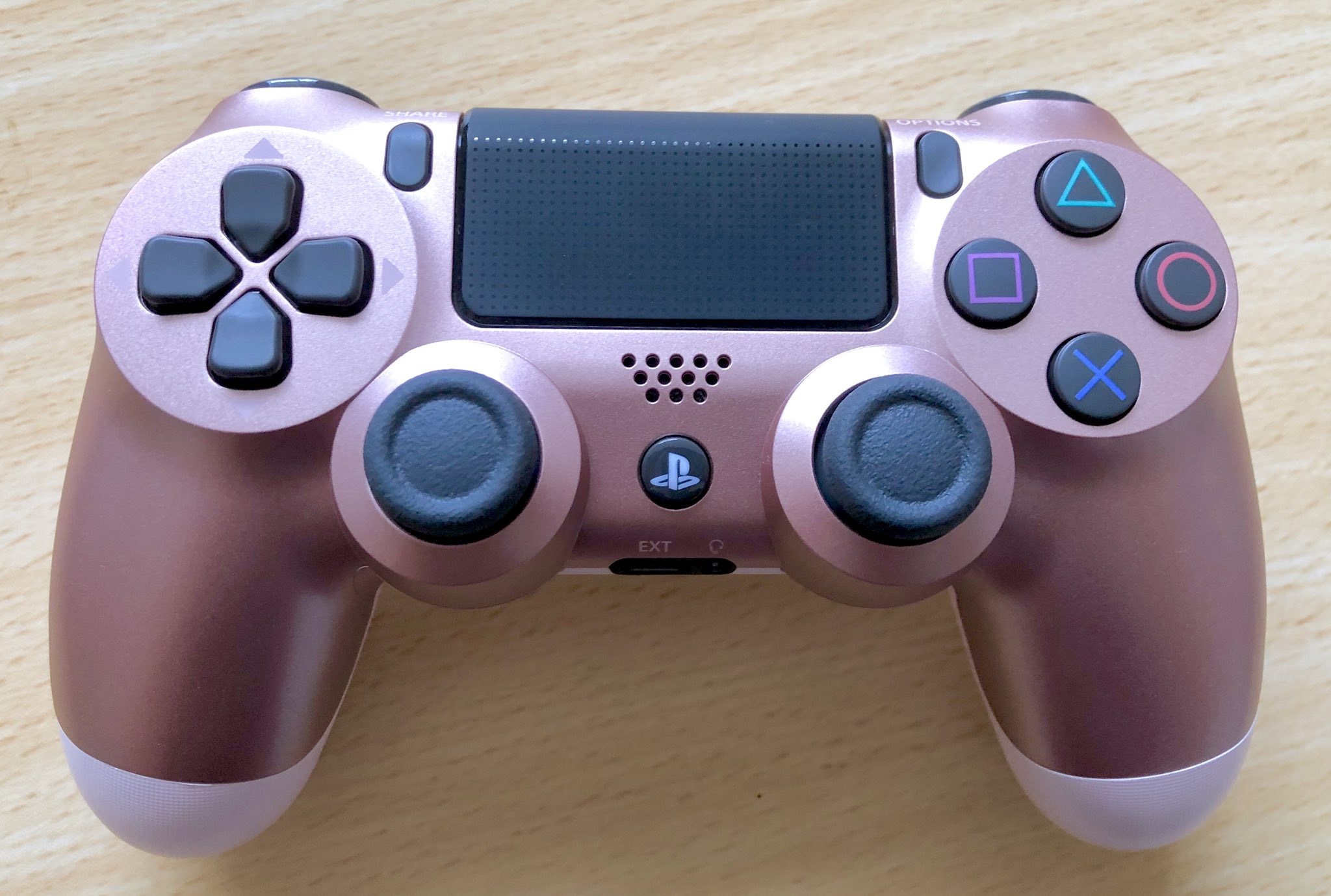 ট ইট র でぃーご そういや昨日買ったローズ ゴールドのps4コントローラーこんな感じー 大人っぽいお洒落な色合いでピンクピンクしてなくて良き良き 上下も色が分かれてるのもポイントでいい感じ めっちゃ可愛いくて結構気に入ってる Ps4