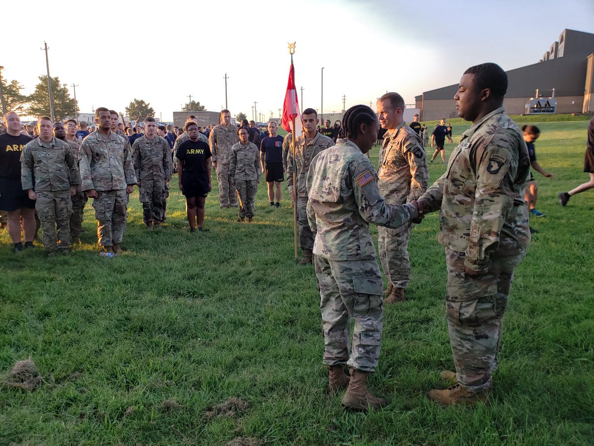 TheRealHammer6's tweet photo. Big developments for several Hammer Soldiers and leaders today. Congratulations to the newly promoted SSG Pearson, SSG Velasquez, and PFC Roberts on their recent promotions! #133cav #menofwar https://t.co/g9QZXAmbdb