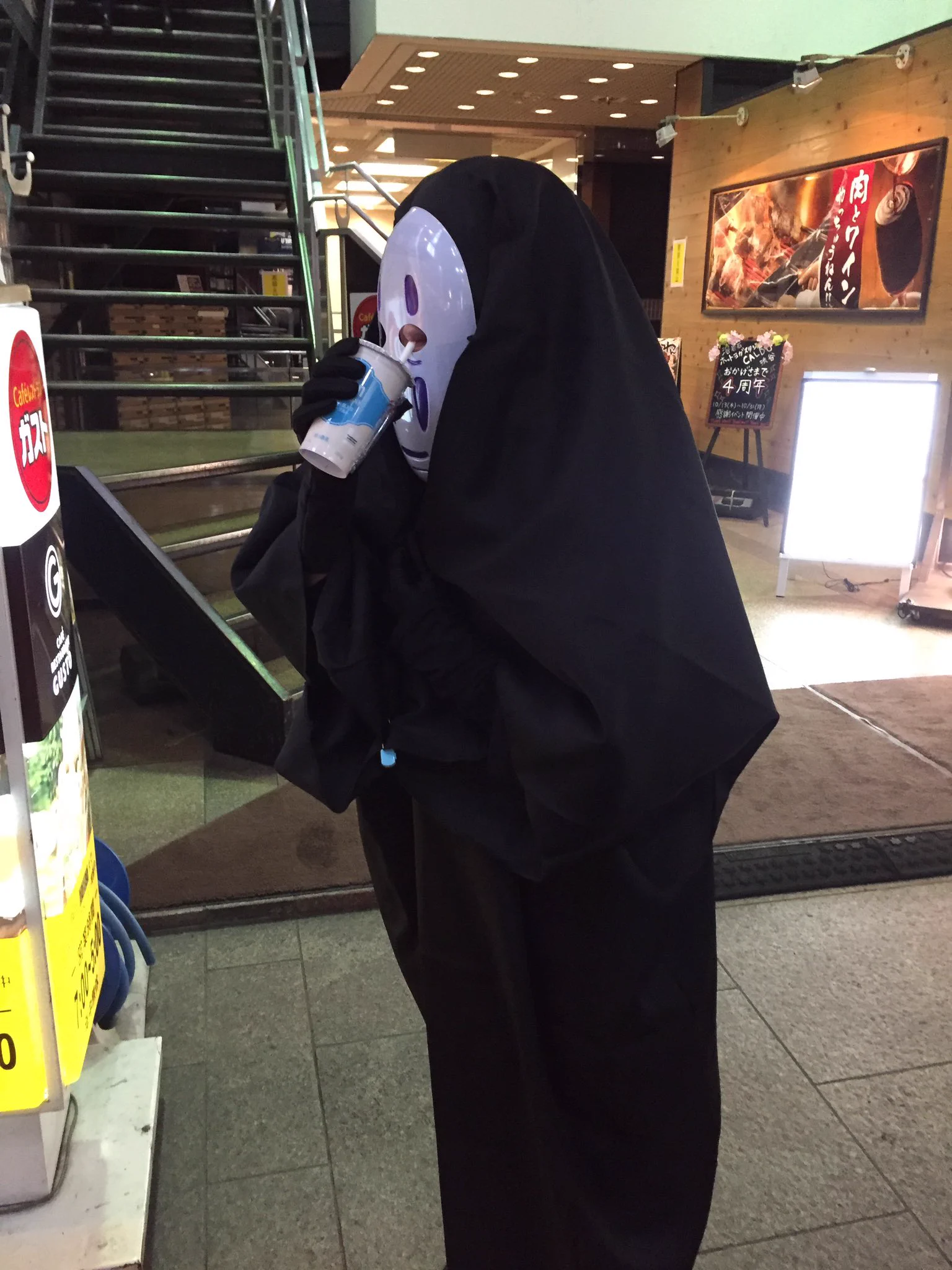 天国から地獄へ？散々楽しんだ後に財布を失くして交番で警察のお世話になるカオナシwww