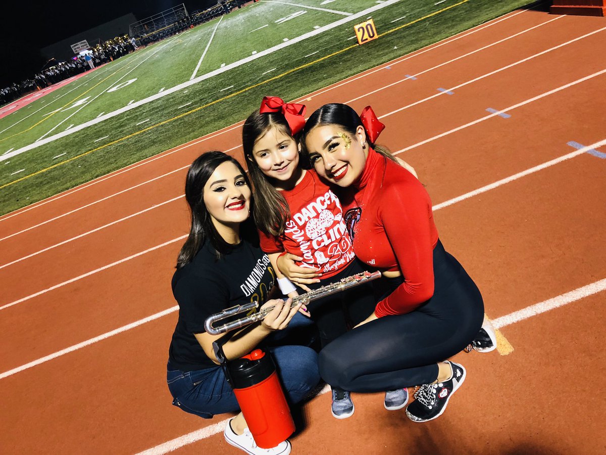 NuevoCascabel's tweet photo. Yackbeli and Alexa found a little fan... #FutureDiamond @SHS_Diamonds @SharyDiamondsBC https://t.co/64D7dzR3u1