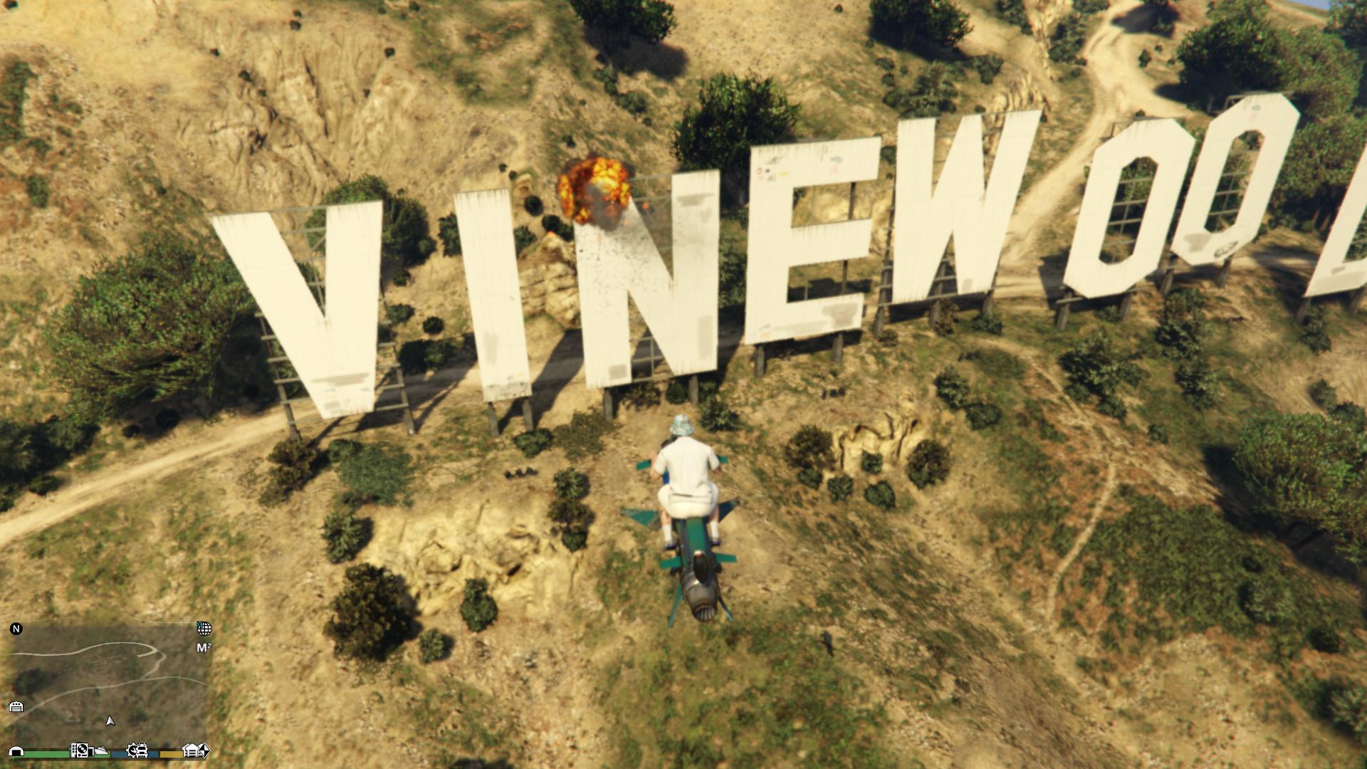 秋瓦来造 人形その50 バインウッドヒルズ Vinewood看板のnの字 尚且つ爆発してる方 一番上の足場にあるので転落事故に注意 T Co Fvmtgw7pf0 Twitter