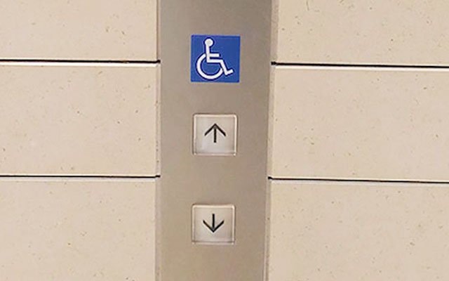 Twitter पर のぶ 車椅子マークの駐車場は遠慮するのに 車椅子マークのエレベータボタンは平気で押すのね