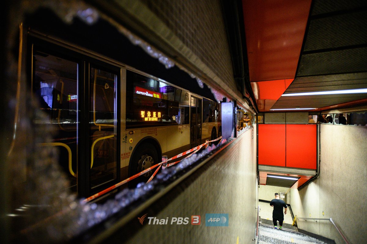 ThaiPBS's tweet photo. [ภาพ] กลุ่มผู้ประท้วงทำลายป้ายรวมทั้งไฟสัญญานที่สถานีรถไฟใต้ดิน Yao Ma Tei ช่วงเย็นวานนี้ (6 ก.ย.) ก่อนหน้านี้ผู้ประท้วงรวมตัวกันหน้าสถานีรถไฟใต้ดิน Prince Edward เพื่อเรียกร้องให้มีการสอบสวนกรณี ตร.ได้จับกุมและทำร้ายผู้ประท้วงบนขบวนรถไฟ เมื่อสุดสัปดาห์ที่แล้ว #ThaiPBS #HongKong https://t.co/gz72MvBjeO
