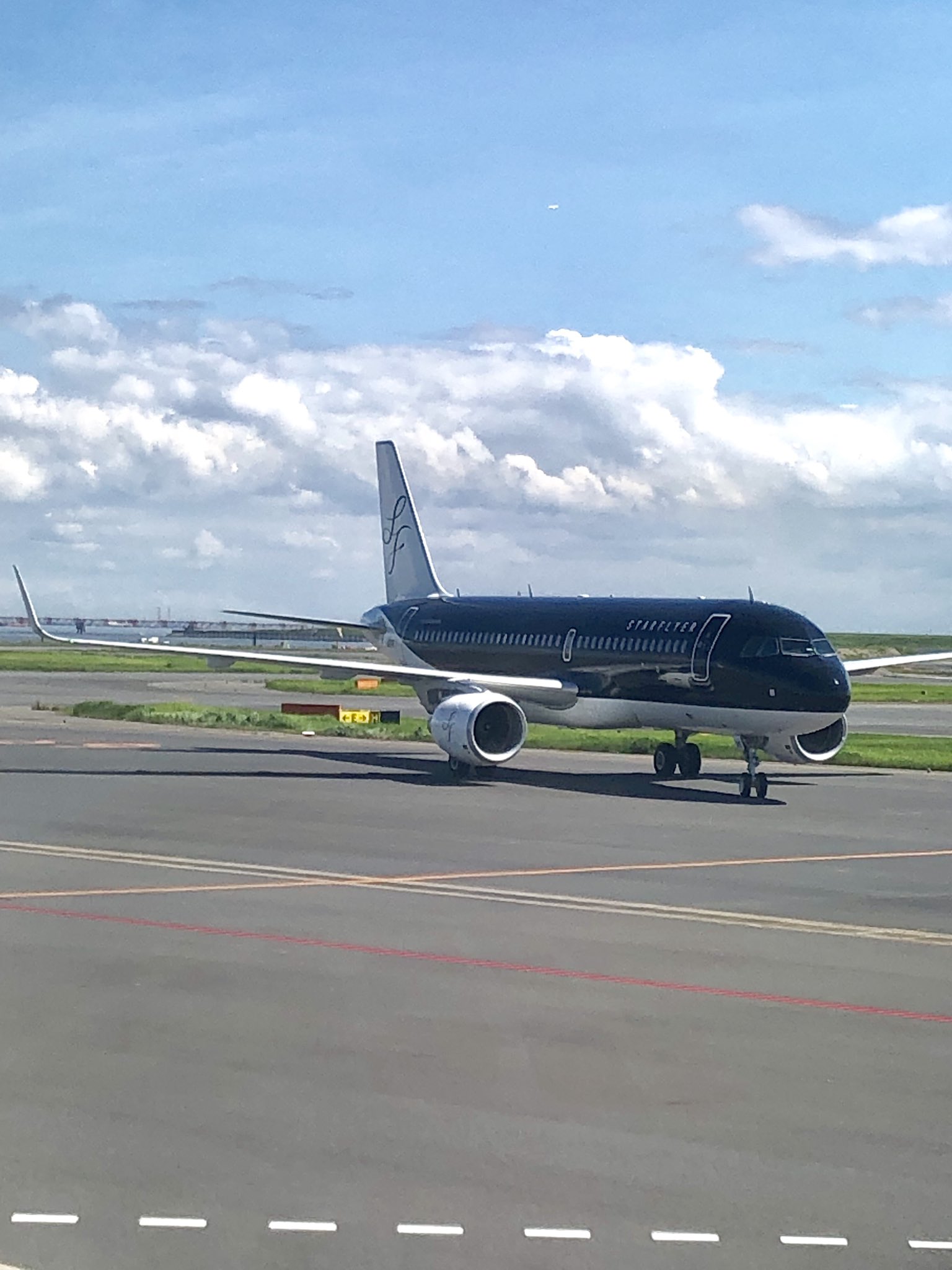 Shigeo この黒いおしゃれな飛行機 で大阪にちょっと 機内の安全ビデオもスターフライヤーマン カッコいい 機内で販売しているグッズもかなりおしゃれで欲しいかも 目的の空港が見えた 帰りもよろしくお願いします スターフライヤー T Co
