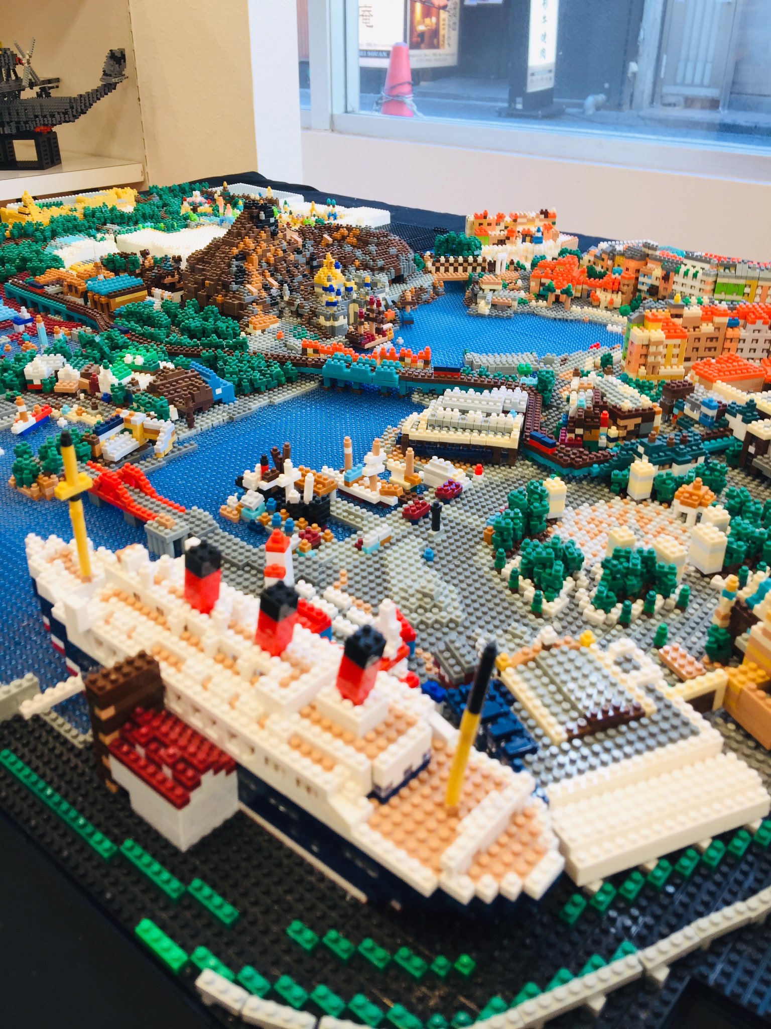 やすこ Nanoblock ナノブロック ディズニー Motonari787 友達が超大作を完成させた 縮尺から細部までこだわり抜いた9年間の超大作 めっちゃ感動もの 風間くんにも見てもらいたい 何時間でも語れる C3 Poまであるよ わかる人にはわかる笑