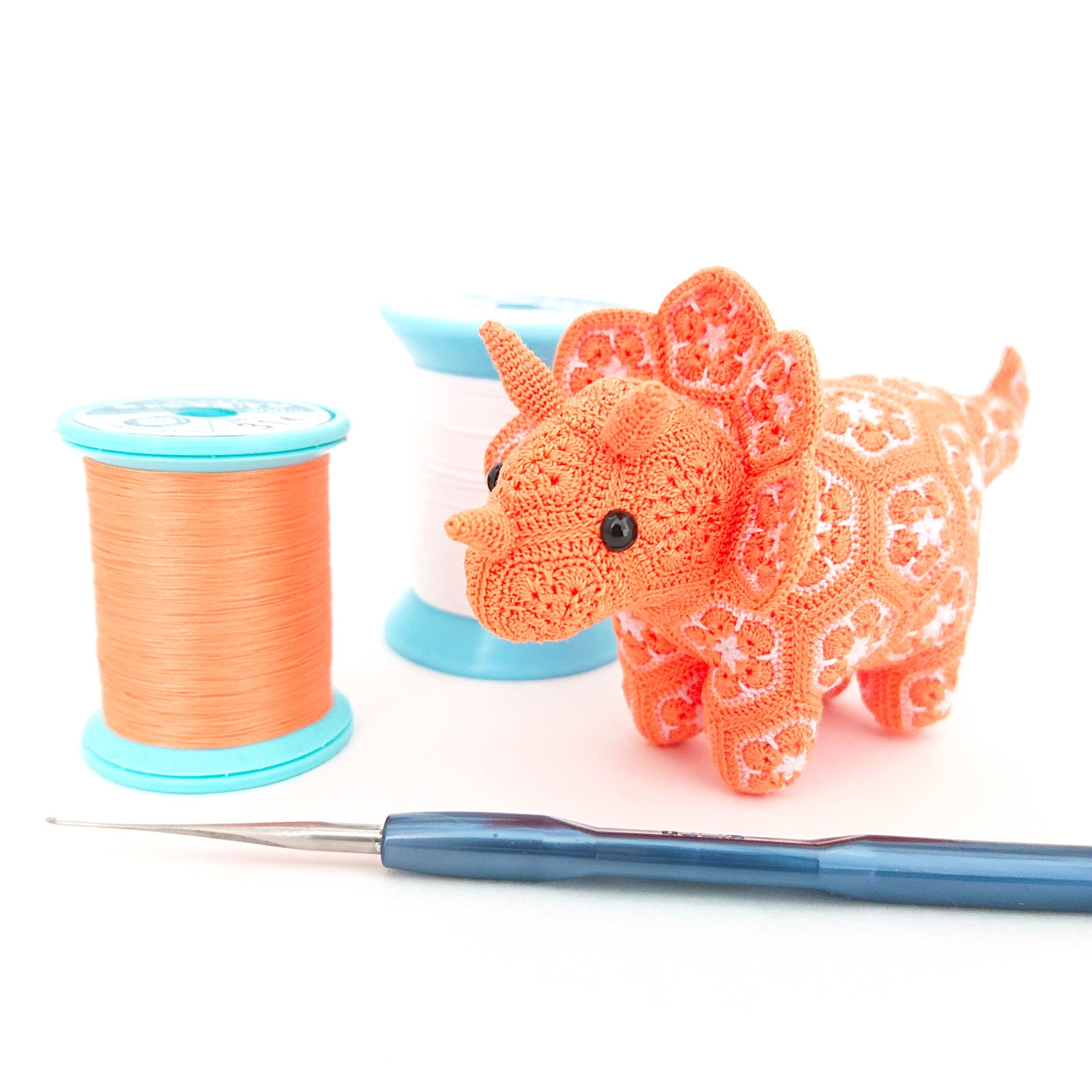 トリケラトプス あみぐるみ アフリカンフラワー （ハンドメイド