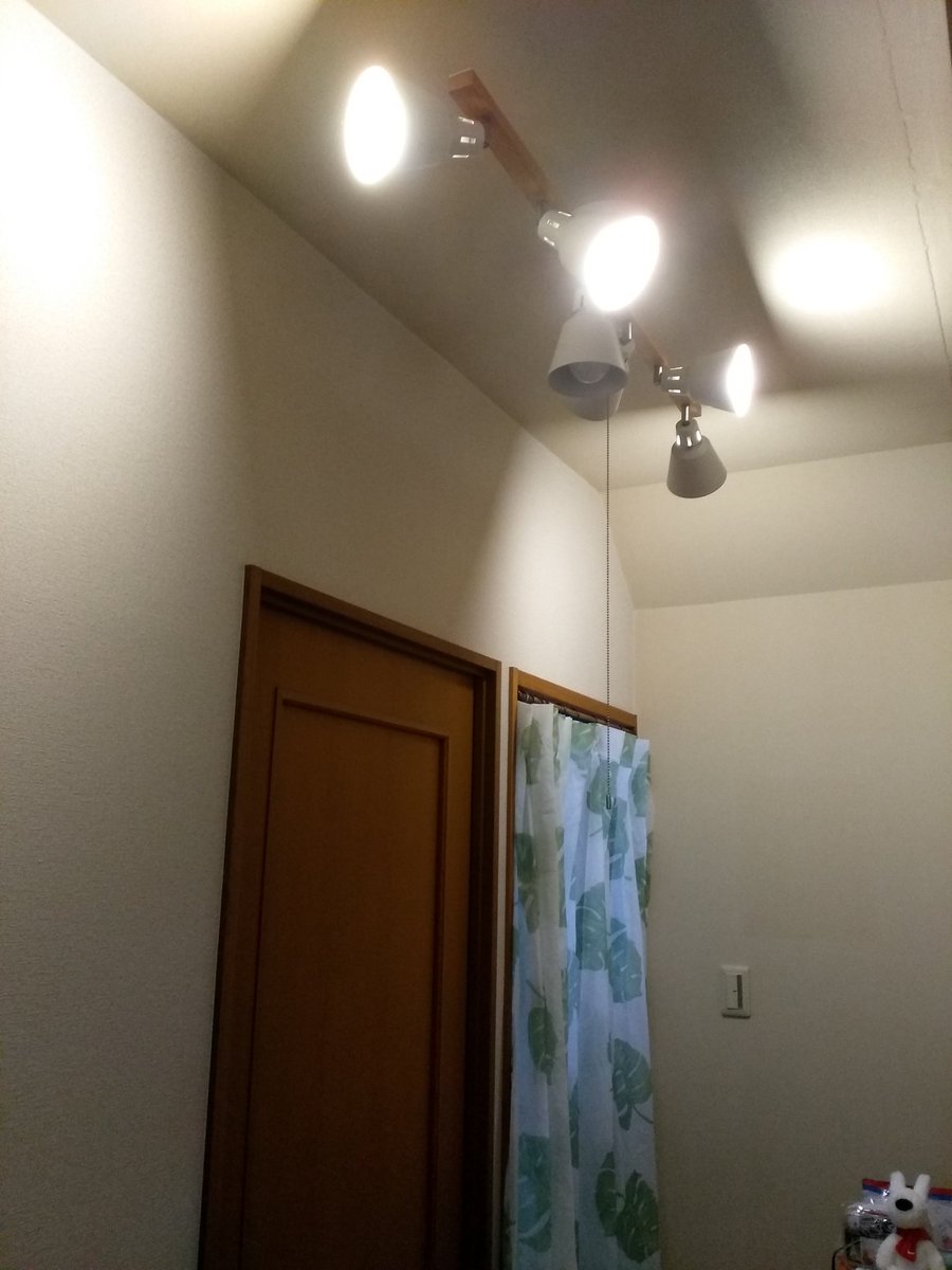 Chika 照明の見直し 模様替え シーリングライトの付け替えしたその代わりに キッチンと Ldの天井照明 がなくなってしまったので また 探さないといけなくなった とりま 家にある物で 有り合わせ照明 Chika 照明の見直し 模様替え シーリングライトの付け替えしたその代わりに キッチンと Ldの天井照明 がなくなってしまったので また 探さないといけなくなった とりま 家にある物で 有り合わせ照明