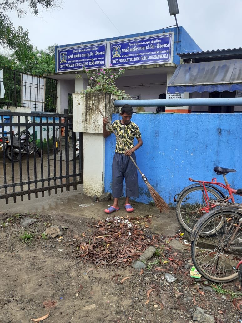GramSomnath's tweet image. Somnath gram Panchayat 
cleaning work Door to door garbage collection, Dustbin and road cleaning .@SSG2019 @prafulkpatel @DmnCeodp