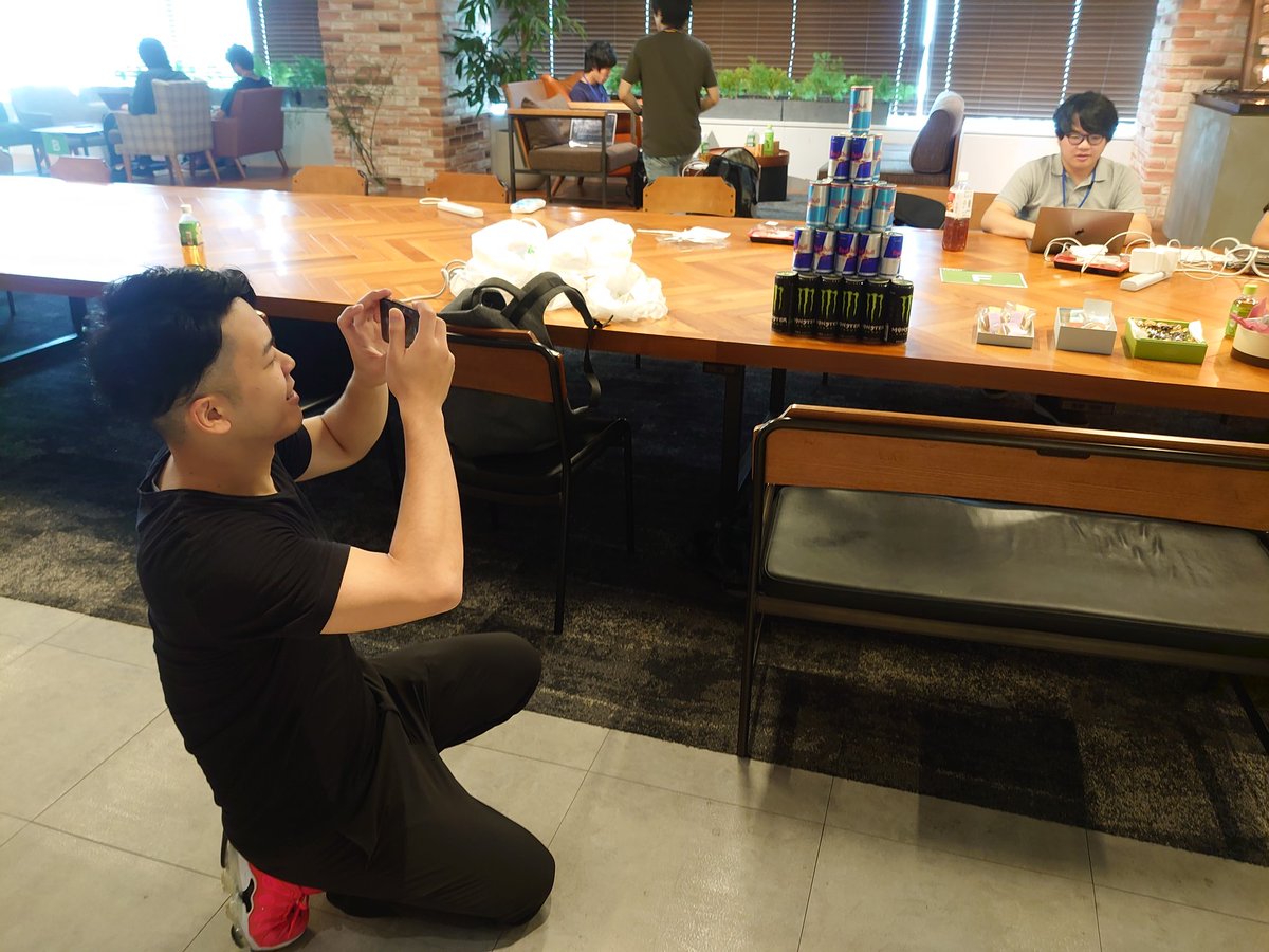 yaemonsan's tweet image. 恒例のエナドリタワーを積み上げた @masagotty #catechchallenge