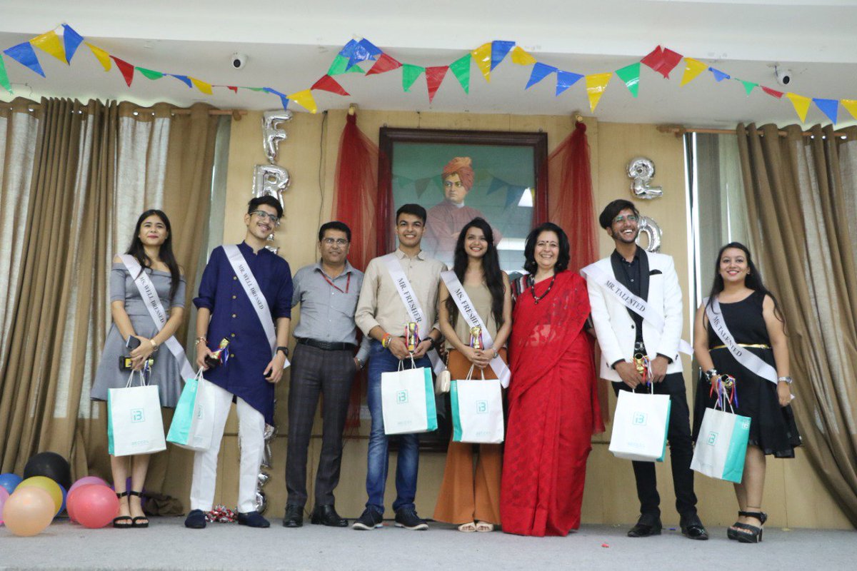 VIPS_Delhi's tweet image. #Freshers2k19🎉

The  students of Bachelors in Journalism &amp;amp; Mass Communication at #VIPS organized an exciting #IceBreaking ❄️⛏️ session in their #FreshersParty 2k19, &quot;We-Bhinn&quot; for all the #Media students. 

It was a #Joshful moment😊

Glimpse from the event📸

#SaturdaySocial