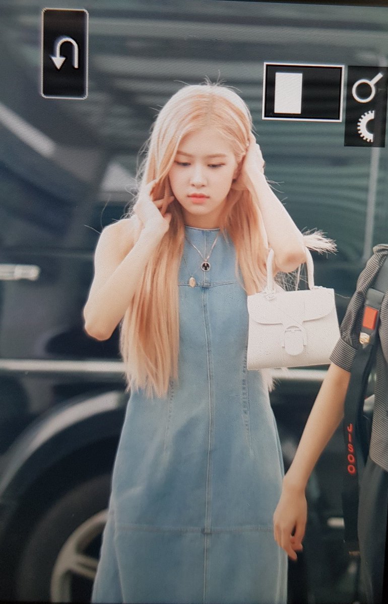 Rʜᴏᴅᴏғᴀɴsé on X: The White Brillant Delvaux Mini that Rosie wore yesterday  is now SOLD OUT in all department stores carry Delvaux🔥🔥🔥 WE'RE GETTING  THERE, WATCH OUT!!! ROSÉ IS 