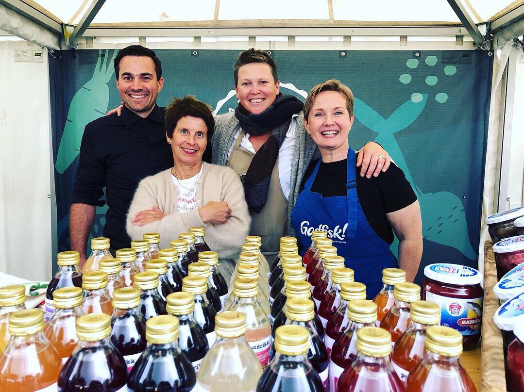 Utflytta #rogalendinger og andre kjekke kjente; kom innom standen til Smaken av #Rogaland på #Matstreif i #Oslo. Her er deilig marmelade, sild, saft, spekepølse og ferskt #kjøtt av #skogsgris og #klosterlam fra #Klostergarden. Åpent kl 10-19 i dag. #matregionen #lokalmat