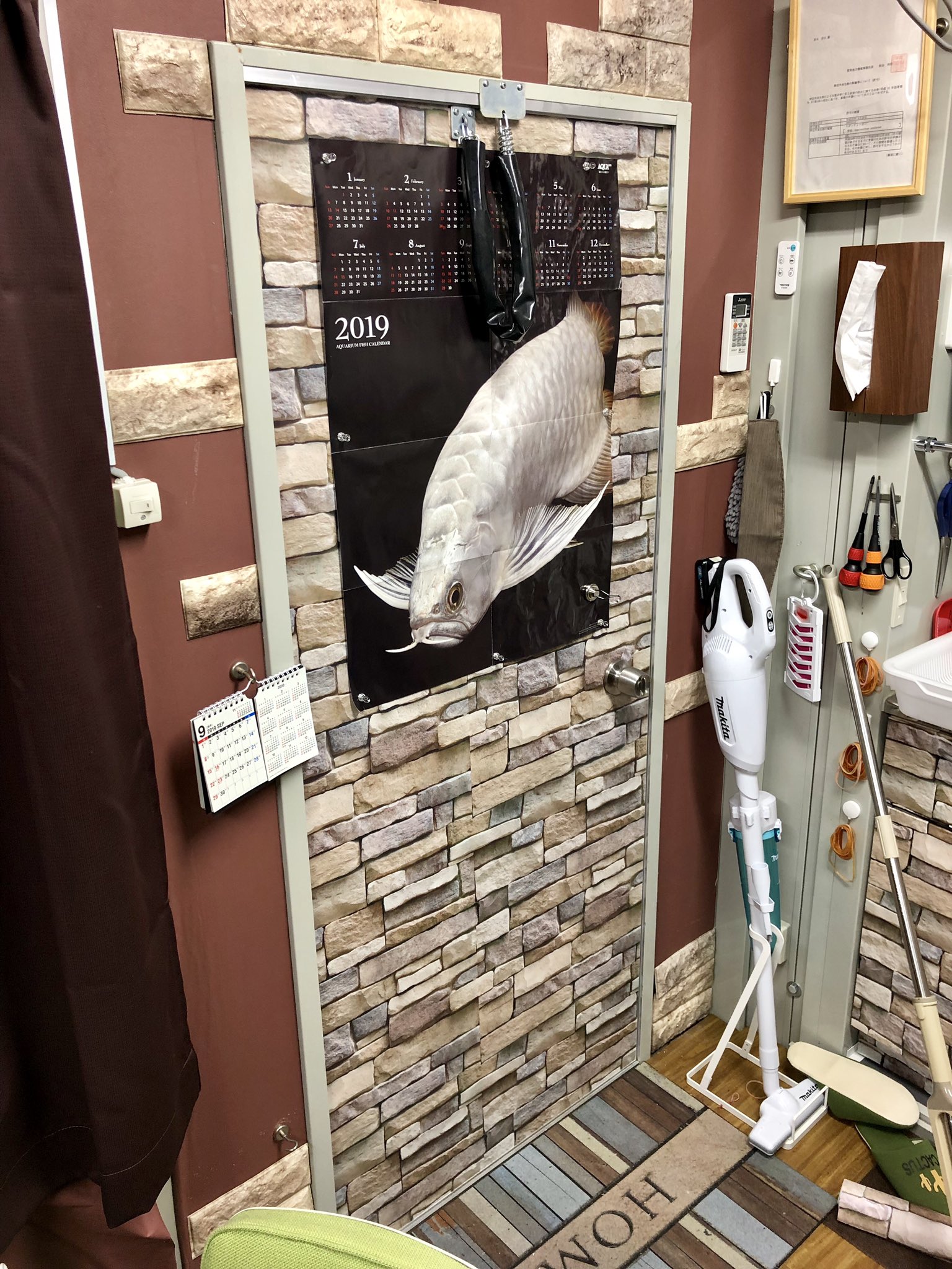 Nori Aqua ドアも 水草水槽部屋 壁紙貼り