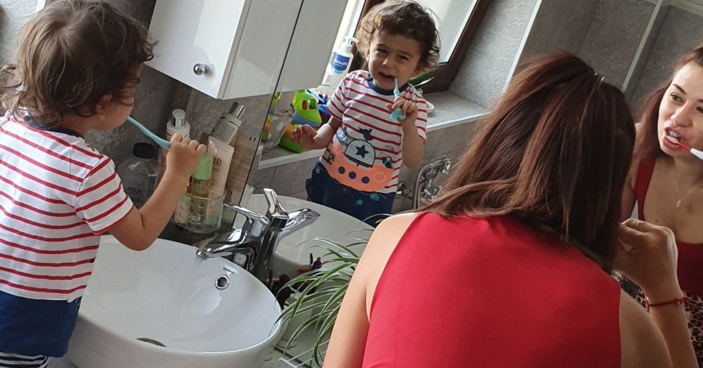 alyexandra's tweet photo. Igiena dentara a lui bebe Adam cu Splat Baby https://t.co/enqC7MUvvL https://t.co/Iq8joWlPqV
