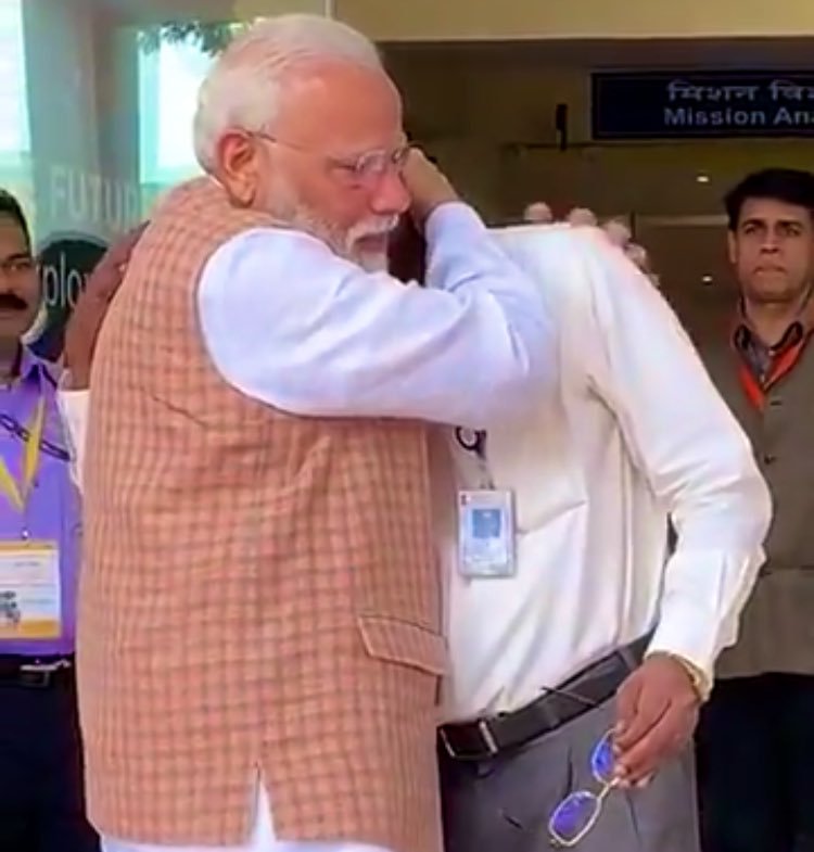 Vicky_Rao99's tweet image. गिरते है घुड़सवार ही मैदान ए जंग में ,

वो सपोले क्या गिरेंगे जो पेट के बल रेंगते  है !!

#isrorocks 🇮🇳
#Chandrayan2