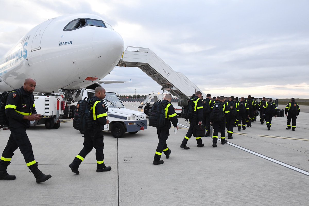 CCastaner's tweet photo. Conformément à l’engagement d’@EmmanuelMacron, 42 sapeurs-sauveteurs militaires de la @SecCivileFrance partent en Bolivie où ils participeront à la lutte contre les incendies.
Une aide humaine et matérielle mais aussi un exemple de solidarité internationale.
🌳 #ActForTheAmazon https://t.co/rMlntXWdTh