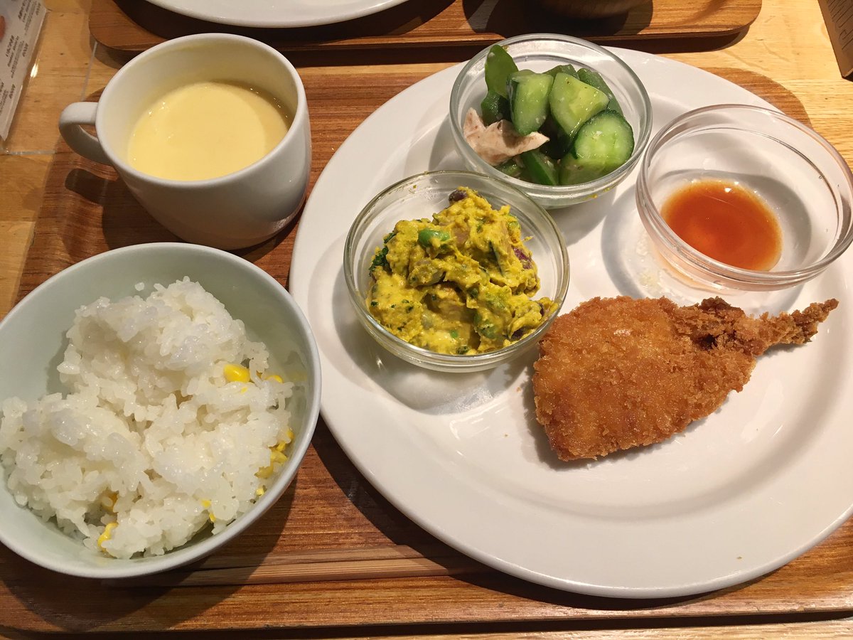 チー坊 梅田のmujiカフェでご飯食べてきた Mujiカフェ 難波の店舗でたまにお茶するくらいでご飯は食べたことなかったんやけど いいなこれ 10種類ぐらいのおかずから3品選べて 主食は白ご飯 炊き込みご飯 パンから 汁物も味噌汁とスープから選べて
