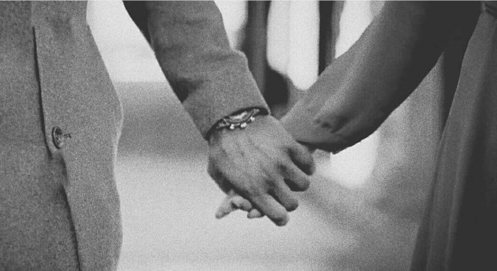 في كف يدّك أبوس أشياء م تنباس
أبوس النّور ، أبوس الليل ، والنسمه.