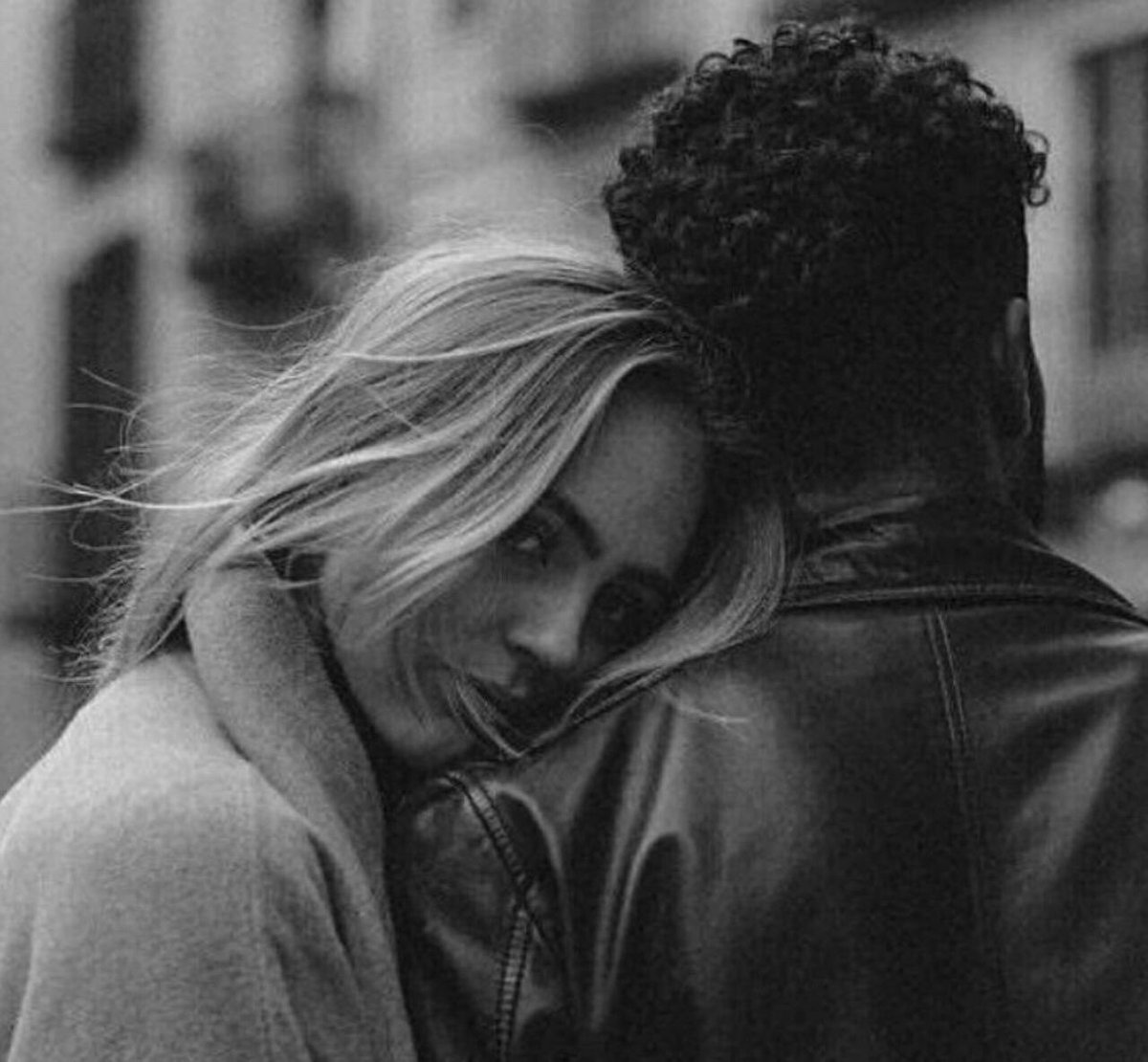 لا يكفيني أن أضع رأسي على كتفك.. أريدُ أن أصبح كتفك ...