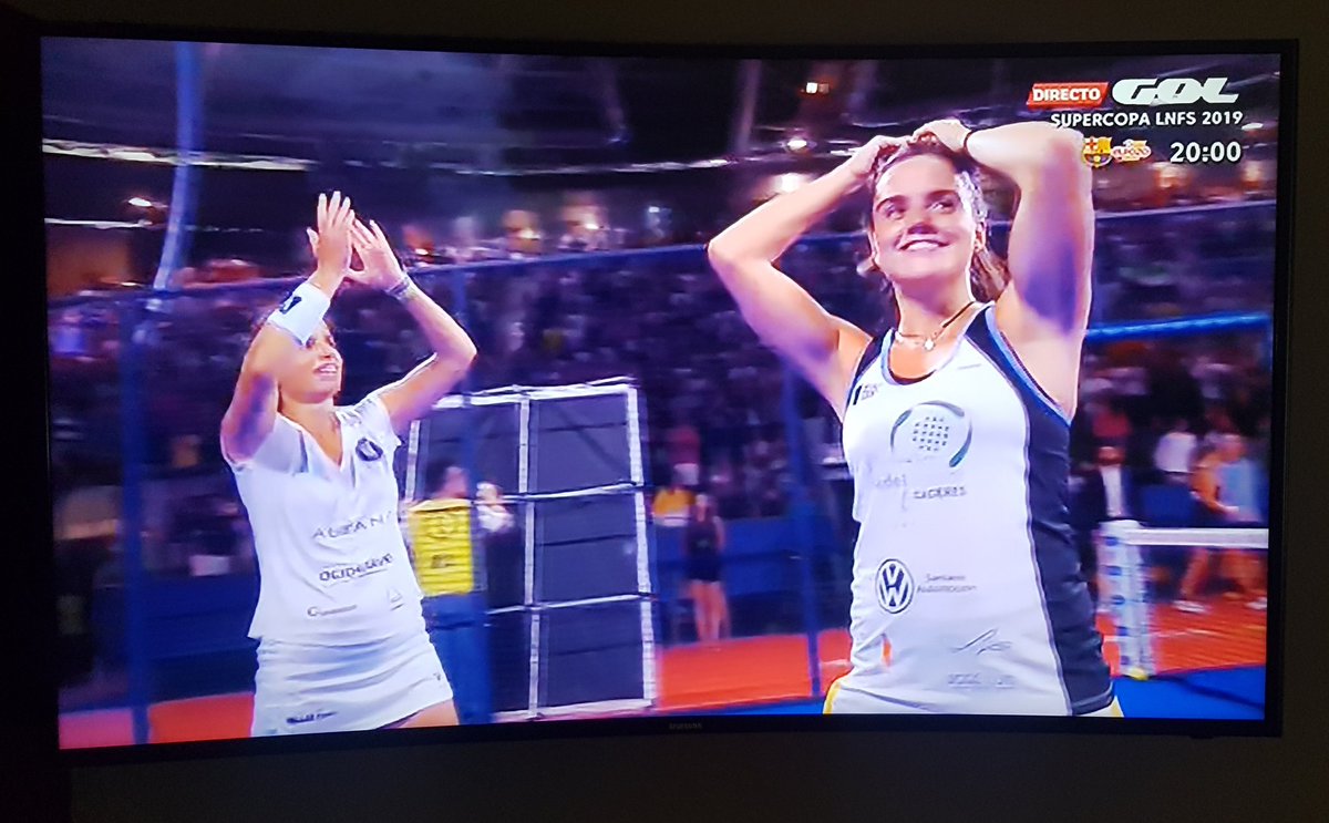 Otra vez más nos vuelve a emocionar <a href="/PaulaJosemaria/">Paula Josemaría Martín</a> y la portu. Otra final de world padel tour!! Show must go on!! Paula se ha quedado sin bajada de pared!!