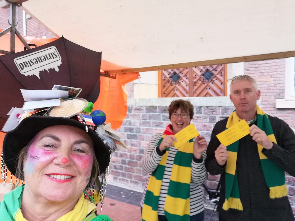 Nuuwke (VOLOP LEUT MET DE SKS OP DE JAARMARKT) kek op Stichting Karnaval Steenbergen - sks-steenbergen.nl/?p=2828