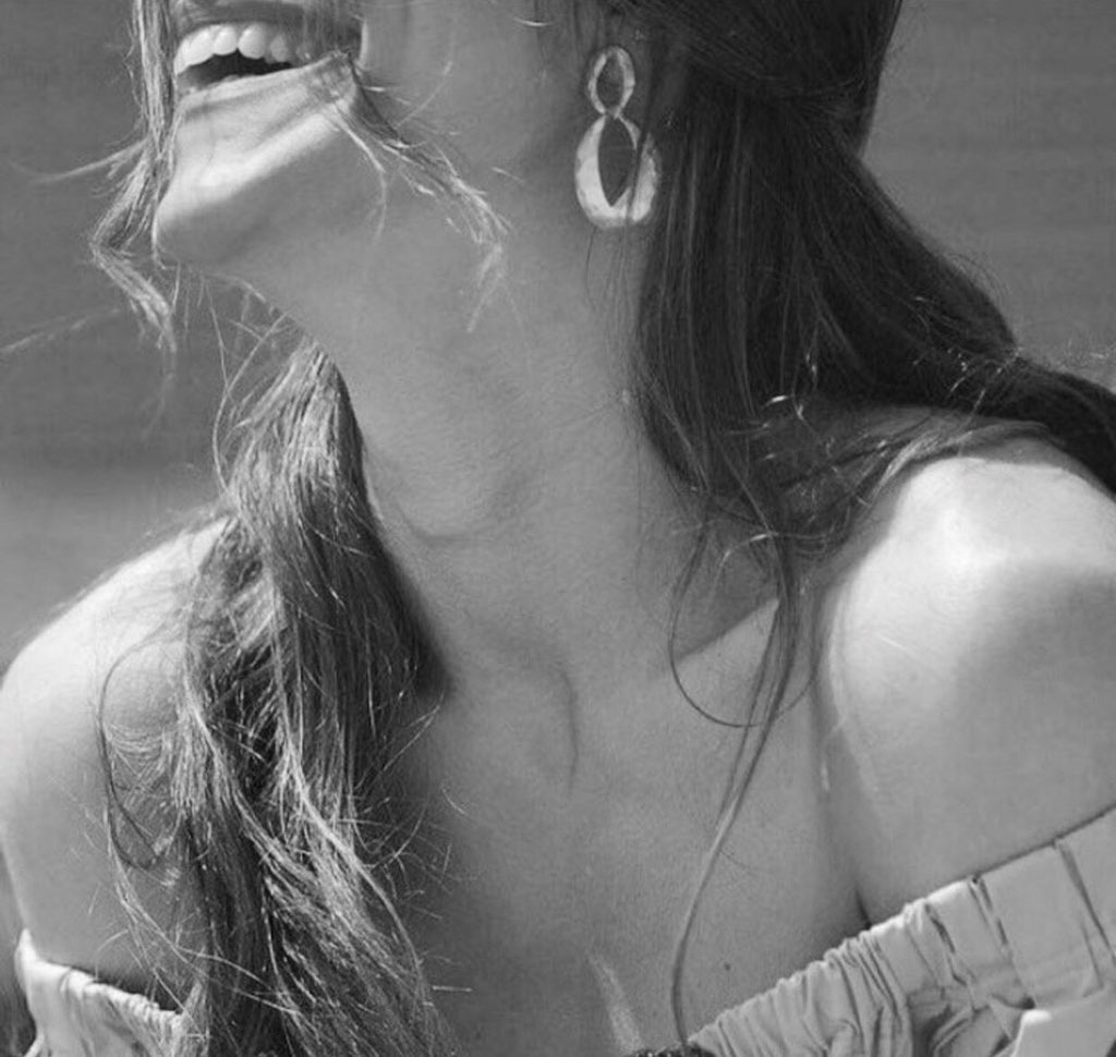 " مليَانة أشيااء تُوجع ‌بس‌ قَادرة أبتسِم ، "