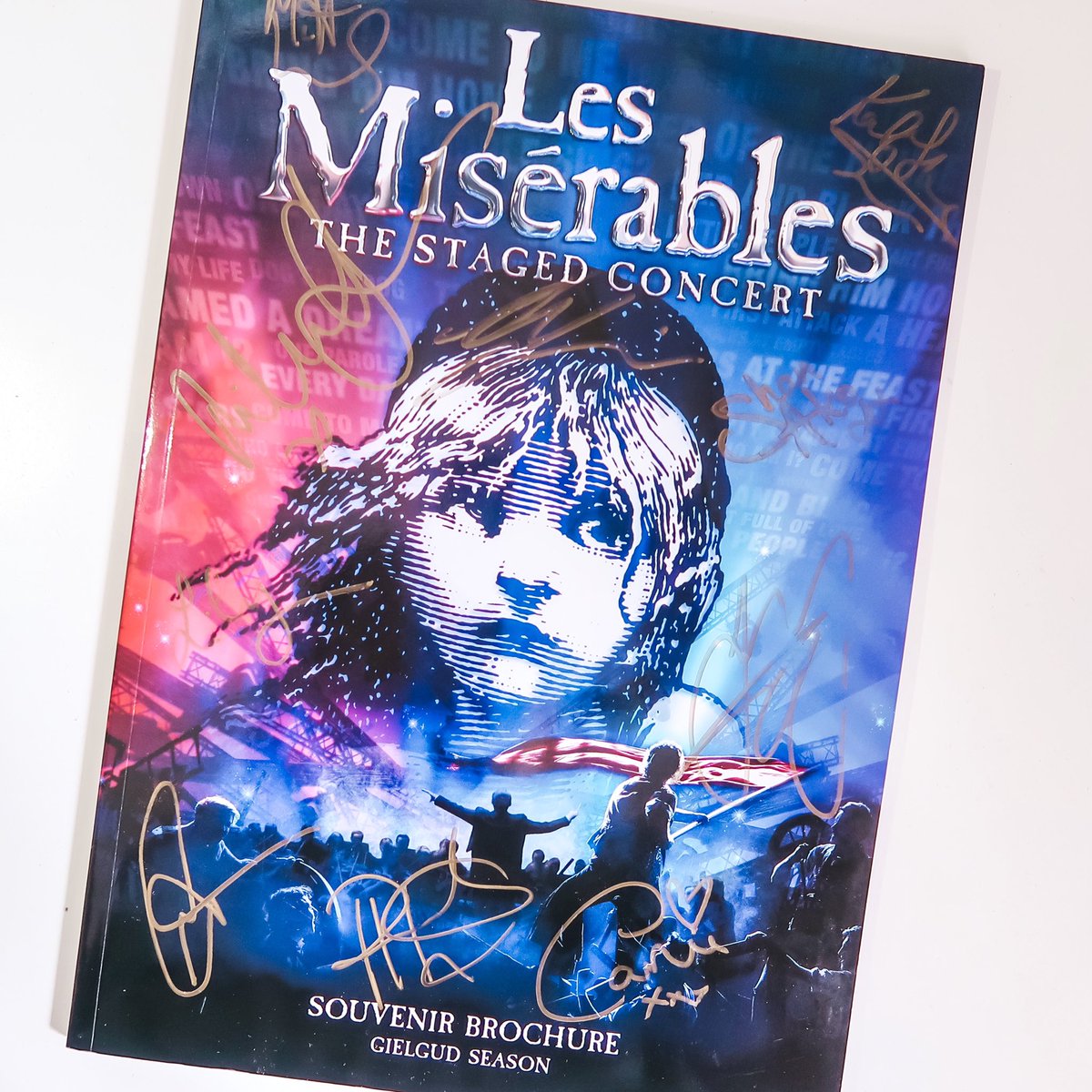 🎭 GIVEAWAY TIME 🎭

RT &amp; follow to win a <a href="/lesmisofficial/">Les Misérables</a> (The Staged Concert) souvenir brochure signed by all of the principe cast ✨

(Must be following to enter. Extra entry on Instagram. Closes 8/9, 11:59pm)