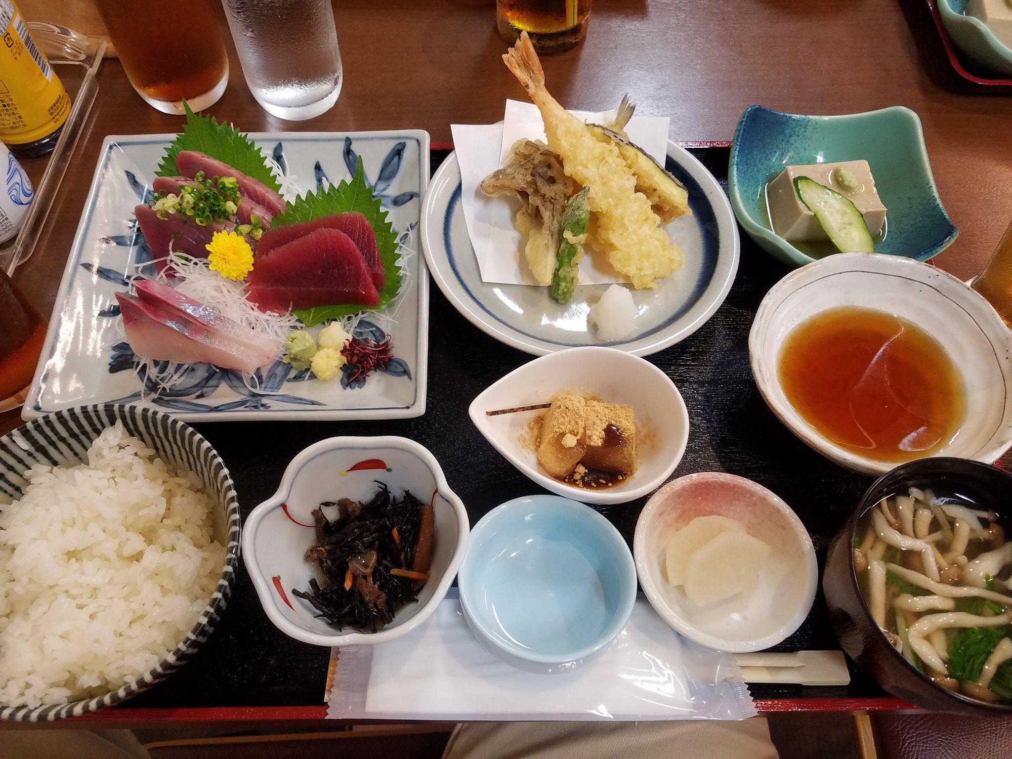 改めてリム推奨セルリアン 刺身定食膳10円 お刺身は新鮮 天ぷらの揚げ方も衣薄めのサクサクでとても好み 定食以外の単品メニューもあるのでお酒を飲みながらも楽しめると思います 角煮大根も柔らかく美味しかった 絶対に安い 風呂上がりの 改めてリム推奨セルリアン 刺身定食膳10円 お刺身は新鮮 天ぷらの揚げ方も衣薄めのサクサクでとても好み 定食以外の単品メニューもあるのでお酒を飲みながらも楽しめると思います 角煮大根も柔らかく美味しかった 絶対に安い 風呂上がりの