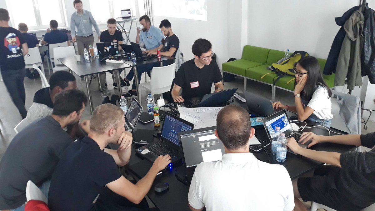 containersoluti's tweet image. Some whiteboarding, discussion, mentoring, teamwork in action! #Amsterdam #Warsaw #CSDistributedHackathon