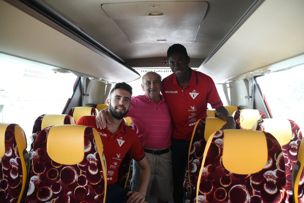 CDDonBenito_'s tweet photo. Los aficionados ya han visto el nuevo bus del equipo😍 
#DaleDepor 🔴⚪🔴⚪ https://t.co/kdzE0TpYe3