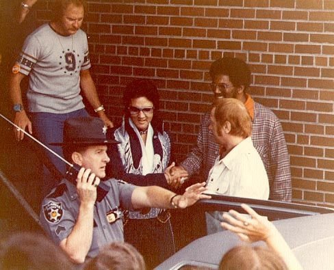 #Elvis had the reputation as possibly the least demanding of the big names on the '70s stadium circuit.  He told promoter #JerryWeintraub he needed no dressing room as he always arrived fully prepared. His only 'rider' request was  '6 Coca-Colas.'

#ElvisHistory #Elvis2019