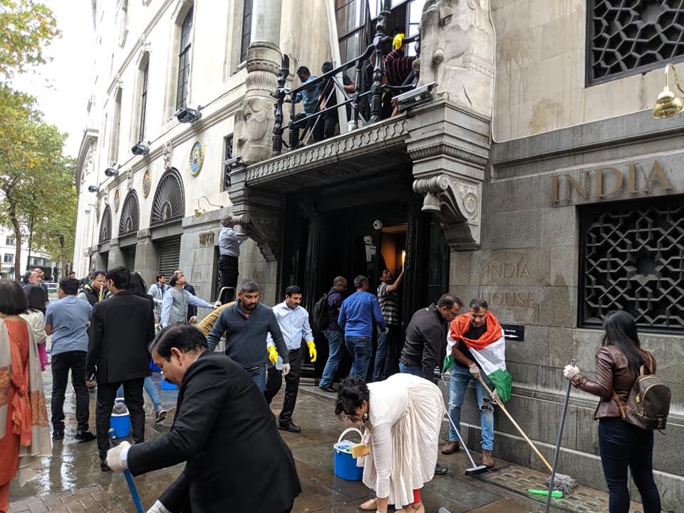 AdityaRajKaul's tweet photo. British Indians come out in large numbers to clean outskirts of Indian High Commission in London after Pakistan Govt Sponsored goons &amp; hooligans threw stones, eggs and sticks at the High Commission which even led to broken window panes. Cleaning Invoice sent to Mayor Sadiq Khan. https://t.co/gVtcR42efW