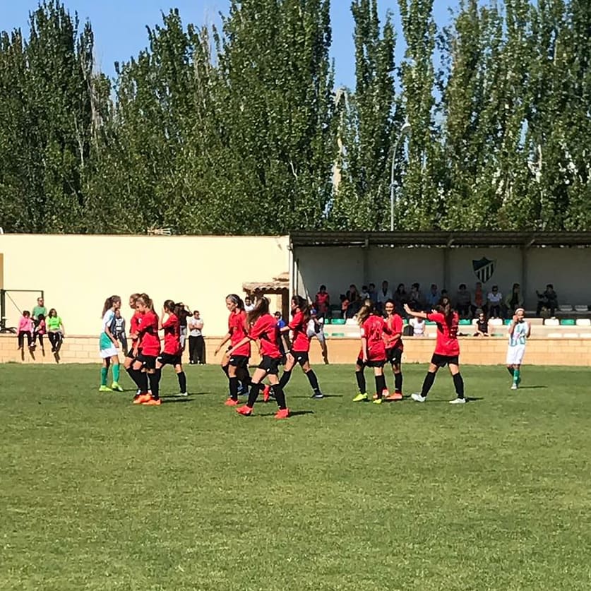 CD_Cortes3's tweet photo. Buen partido de nuestro Cadete-Infantil Femenino en Marcilla. Primer partido amistoso con un resultado favorable de 1-3.

 Seguimos creciendo, seguimos cumpliendo retos... ¡Hay EQUIPO! 🔴⚫💪🏻 https://t.co/IAK1f3hNcR