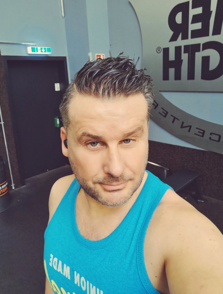 __mr_uniQue___'s tweet photo. Happy Weekend 2 all! Hoch die Hände, Wochenende... Aber erstmal ins Gym! #fitness #weekend #USA https://t.co/gLVColdn9l