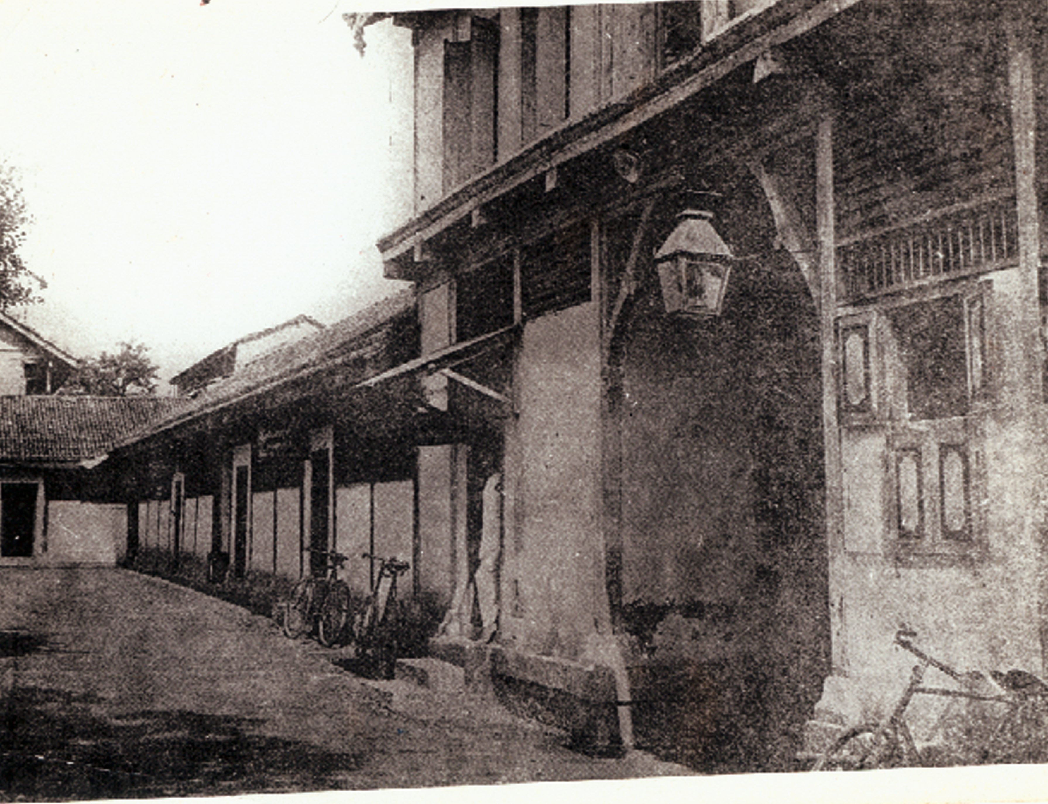 Photos of the Gaekwad Wada via the 'The Tilak Archives' on X