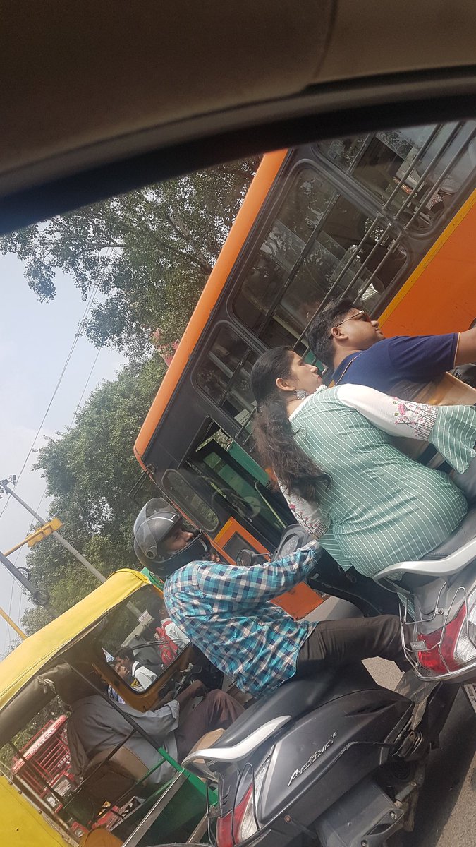 nikhilgupta1532's tweet photo. Traffic Rules violation in #southdelhi #kalkaji #govindpuri #govindpuri_fish_market area,respected @DelhiPolice @dtptraffic kindly visit this area too
#Nohelmet #lightjump #noseatbelts https://t.co/SWfsWtfvHR
