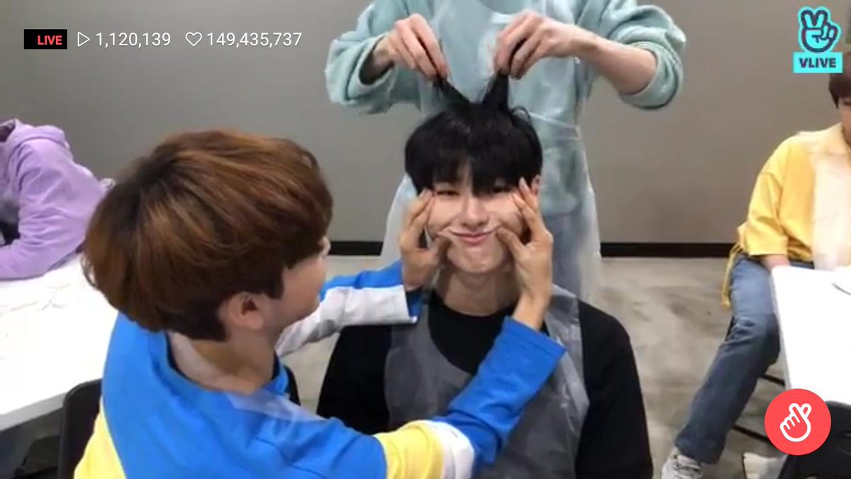 han_seungwoox1_'s tweet photo. poor uri agie!! x1 is so funny!!
#X1_FLAϟH
#x1live
#x1vlive
#X1 https://t.co/6K2I96PDHa